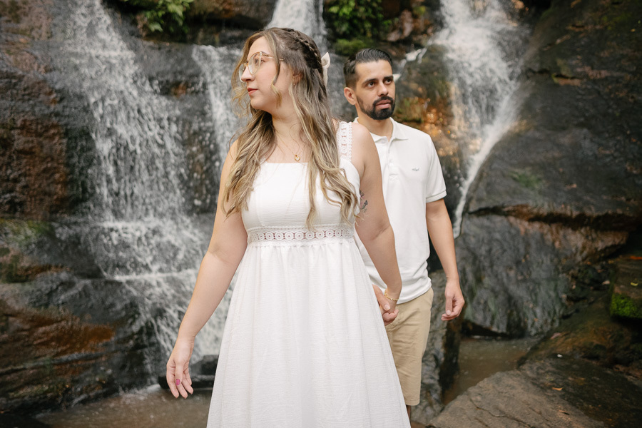 Foto de casal na cachoeira: ensaio pré-wedding de Tainara e Juliano em SJC. Como fotógrafo de casamento em São José dos Campos e Vale do Paraíba, registro a essência lifestyle e conexão na natureza. Confira este ensaio externo cheio de vida!