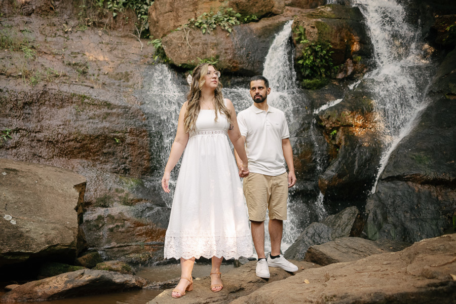 Ensaio pré-wedding de Tainara e Juliano na cachoeira em SJC. Fotógrafo de casamento em São José dos Campos e Vale do Paraíba capturando momentos na natureza. Foto de casal externa com estilo lifestyle e espontâneo. Inspire-se para o seu ensaio!
