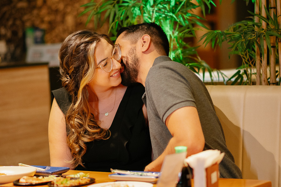 uliano e Tainara em momento de carinho no Hioki Sushi em São José dos Campos. Ensaio pré-wedding lifestyle em SJC. Fotógrafo de casamento no Vale do Paraíba registrando conexões reais e fotos espontâneas. Inspire-se para o seu ensaio de casal!