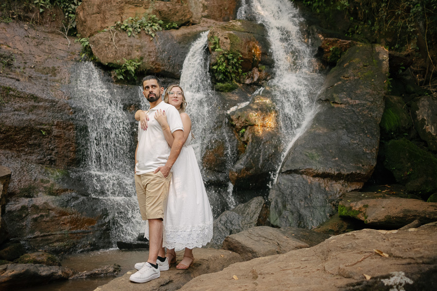 Ensaio pré-wedding de Tainara e Juliano em cachoeira. Fotógrafo de casamento em São José dos Campos (SJC) capturando momentos na natureza. Foto de casal externa com estilo lifestyle no Vale do Paraíba. Veja essa história de amor real e inspire-se!