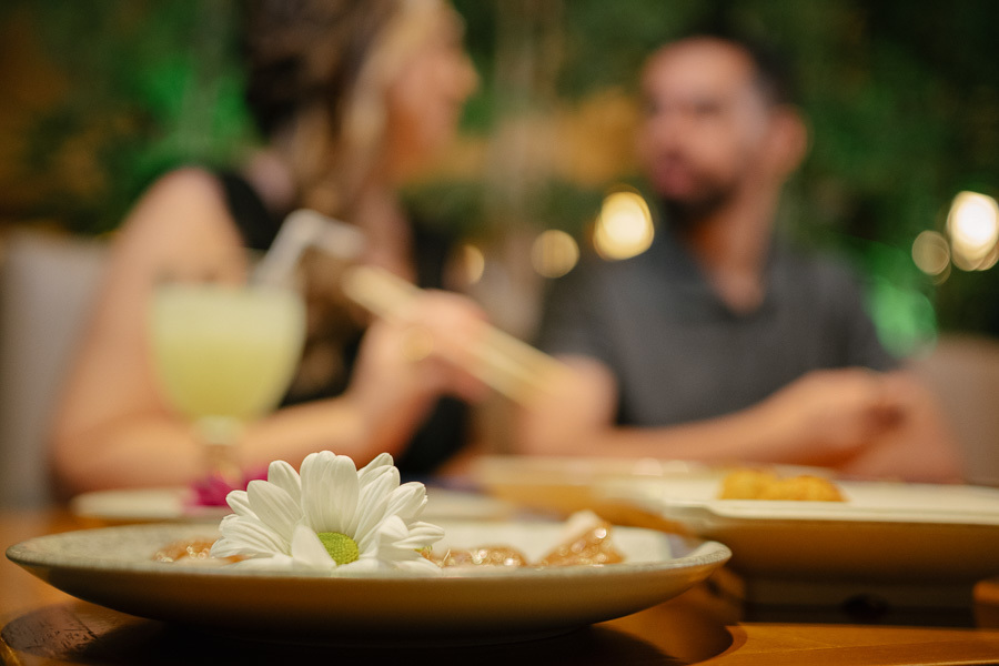 Detalhe no Hioki Sushi em São José dos Campos durante ensaio pré-wedding de Tainara e Juliano. Fotógrafo de casamento em SJC e Vale do Paraíba capturando a essência lifestyle e detalhes afetivos. Fotos de casal autênticas para seu pré-casamento.