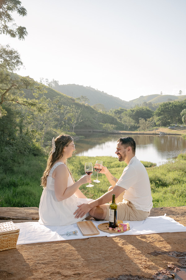 Ensaio pré-wedding com piquenique e vinho: Tainara e Juliano em SJC. Fotógrafo de casamento em São José dos Campos e Vale do Paraíba para ensaios lifestyle na natureza. Fotos de casal espontâneas e românticas à beira do lago. Inspire-se aqui!