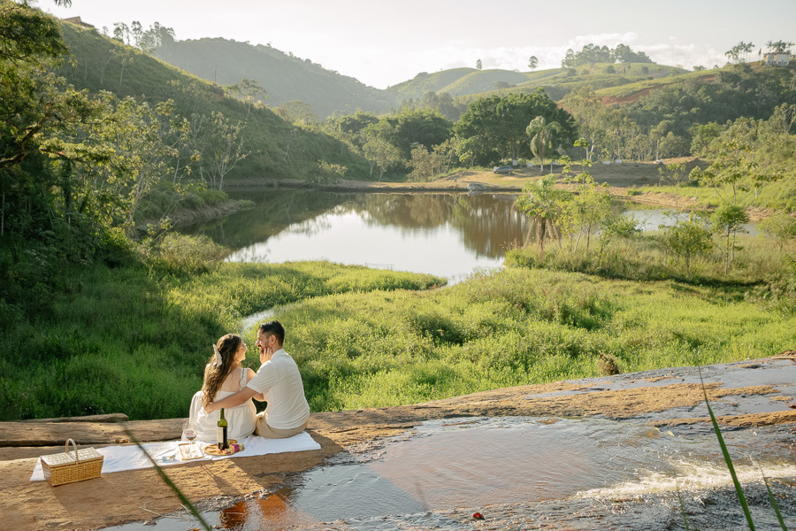 Ensaio pré-wedding de Tainara e Juliano com vista panorâmica para o lago. Fotógrafo de casamento em São José dos Campos (SJC) e Vale do Paraíba. Registro lifestyle e romântico na natureza. Inspire-se com esse momento especial à beira do lago!