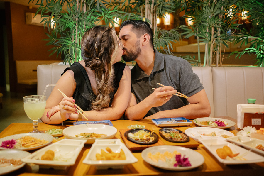 Beijo de Tainara e Juliano no Hioki Sushi em SJC. Ensaio pré-wedding lifestyle em São José dos Campos. Fotógrafo de casamento no Vale do Paraíba capturando a conexão real do casal em seu restaurante favorito. Inspire-se com esse pré-casamento!