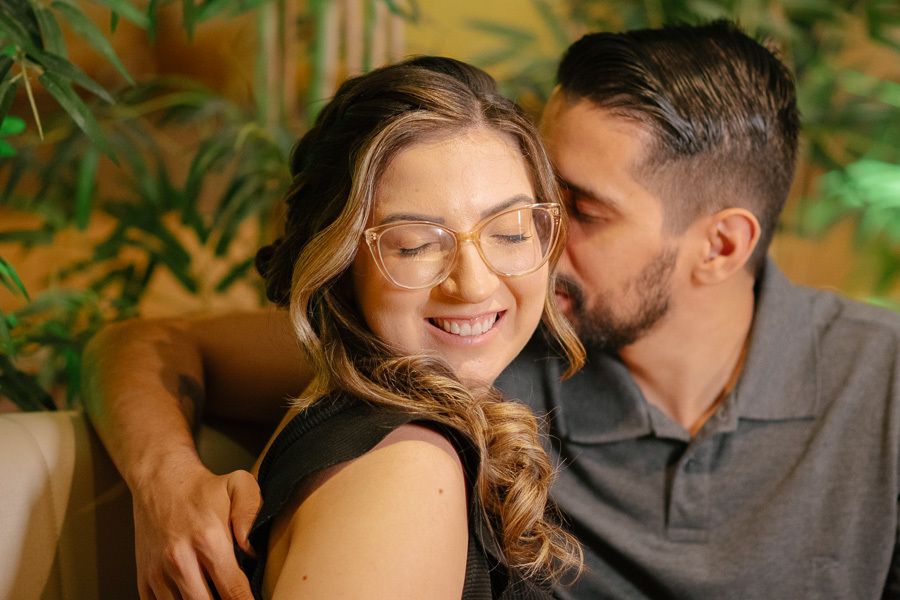 Close-up de Tainara e Juliano no Hioki Sushi. Ensaio pré-wedding lifestyle em São José dos Campos (SJC). Fotógrafo de casamento no Vale do Paraíba capturando sorrisos e momentos íntimos de casal. Inspire-se com este ensaio autêntico e apaixonante!