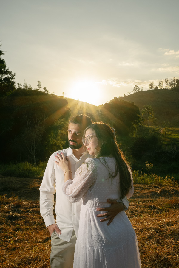 Ensaio pré-wedding de Tainara e Juliano no pôr do sol em SJC. Fotógrafo de casamento em São José dos Campos e Vale do Paraíba capturando a luz dourada e momentos lifestyle na natureza. Fotos de casal românticas e espontâneas. Inspire-se para o seu!