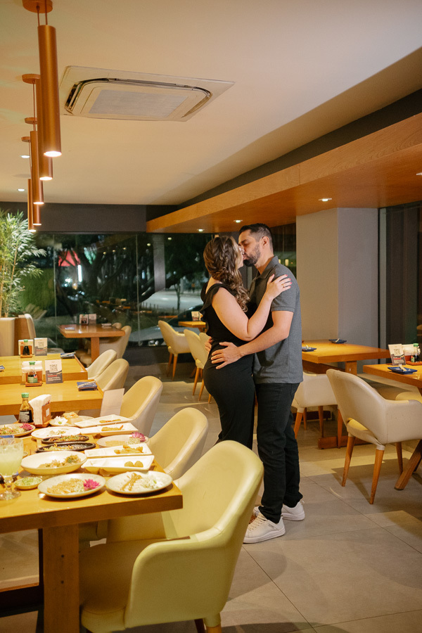 Beijo de Tainara e Juliano no Hioki Sushi em SJC. Ensaio pré-wedding urbano e lifestyle em São José dos Campos. Fotógrafo de casamento no Vale do Paraíba registrando momentos reais em locais afetivos. Inspire-se com esse pré-casamento moderno!