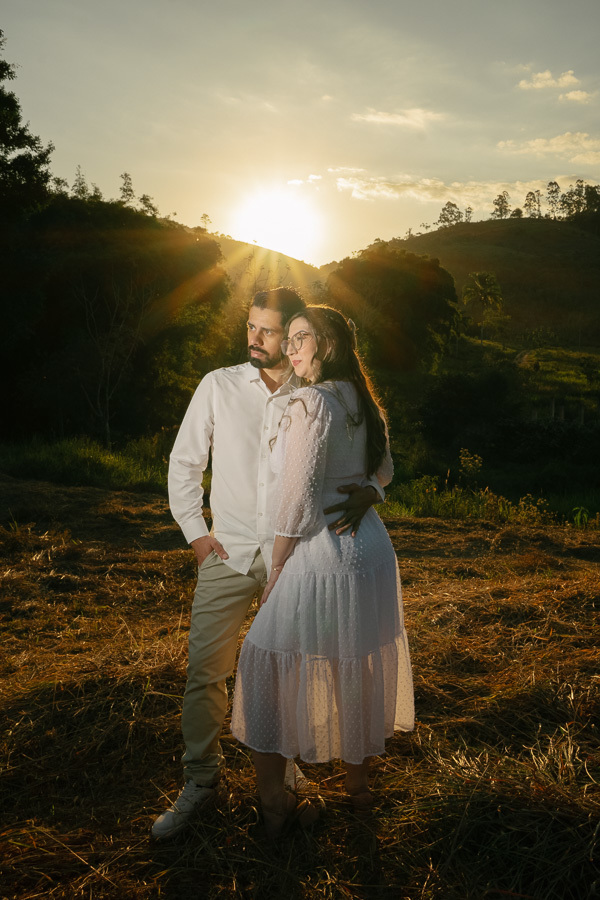 Ensaio pré-wedding de Tainara e Juliano no pôr do sol em SJC. Fotógrafo de casamento em São José dos Campos e Vale do Paraíba capturando a luz dourada e momentos lifestyle na natureza. Fotos de casal românticas e espontâneas. Inspire-se para o seu!