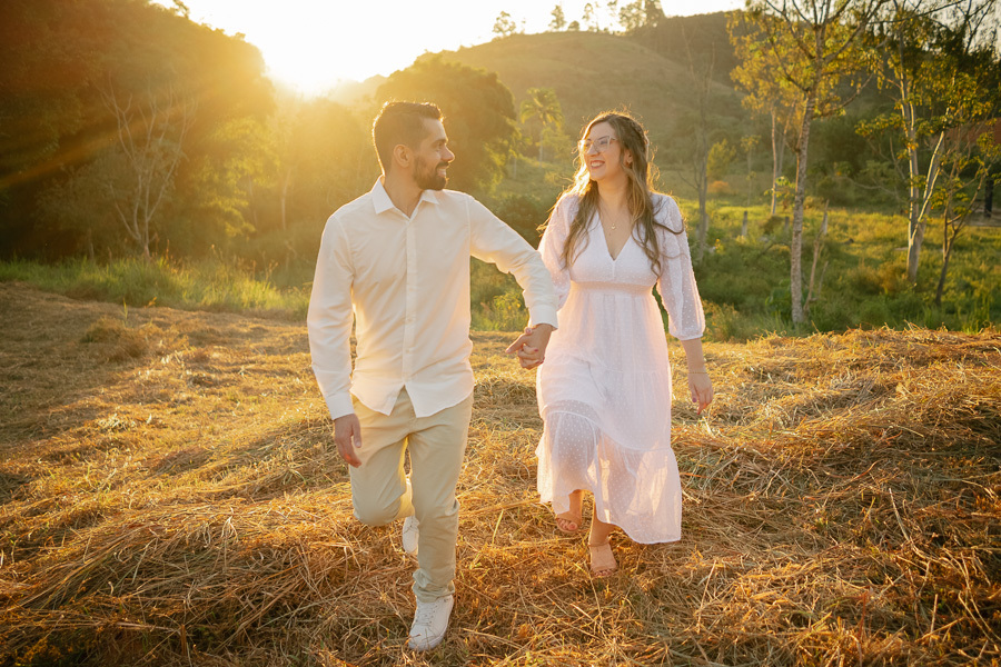 Ensaio pré-wedding de Tainara e Juliano no pôr do sol em SJC. Fotógrafo de casamento em São José dos Campos e Vale do Paraíba capturando a luz dourada e momentos lifestyle. Foto de casal espontânea e alegre na natureza. Inspire-se para o seu ensaio!