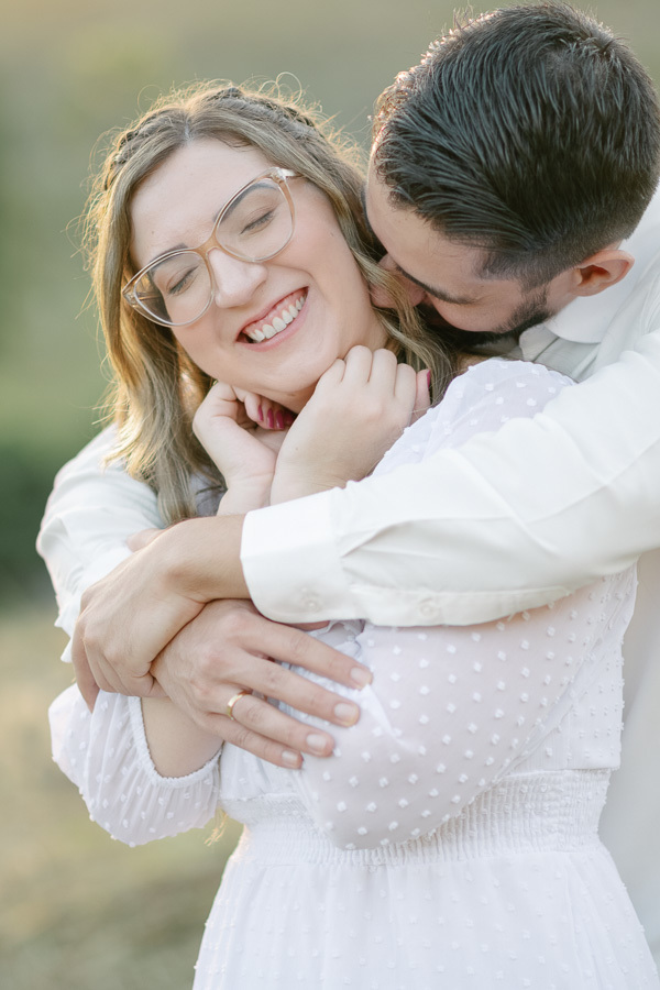Ensaio pré-wedding de Tainara e Juliano com momento espontâneo e romântico. Fotógrafo de casamento em São José dos Campos (SJC) e Vale do Paraíba capturando a essência lifestyle do casal na natureza. Fotos de noivado com luz suave e muita emoção!