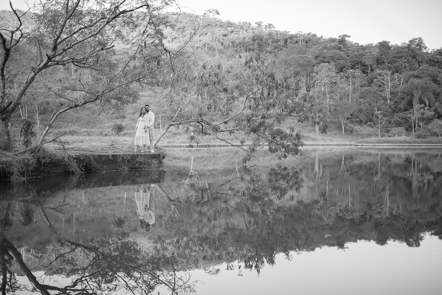 Reflexo artístico em preto e branco: ensaio pré-wedding de Tainara e Juliano em SJC. Fotógrafo de casamento em São José dos Campos e Vale do Paraíba com olhar lifestyle na natureza. Foto de casal poética e atemporal à beira do lago. Inspire-se!