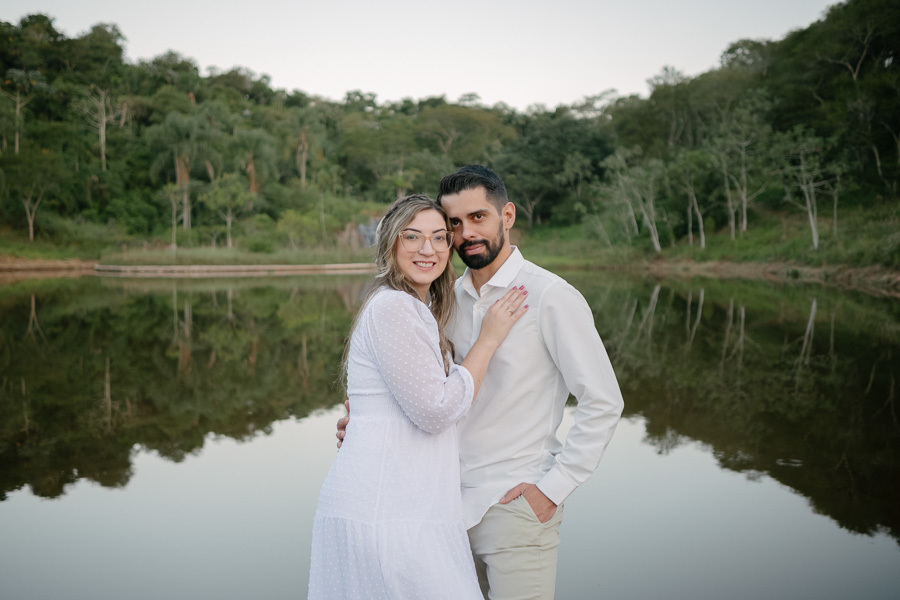 Retrato de Tainara e Juliano no ensaio pré-wedding em SJC. Fotógrafo de casamento em São José dos Campos e Vale do Paraíba capturando a conexão do casal à beira do lago. Foto lifestyle romântica com luz suave e reflexo. Veja o ensaio completo!