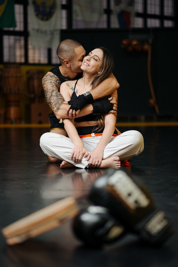 Luidgi preparando as bandagens para o ensaio pré-casamento temático de kickboxing. Fotografia de noivado autêntica na academia, destacando a personalidade do noivo. Registro profissional e criativo para o seu álbum de casamento único.
