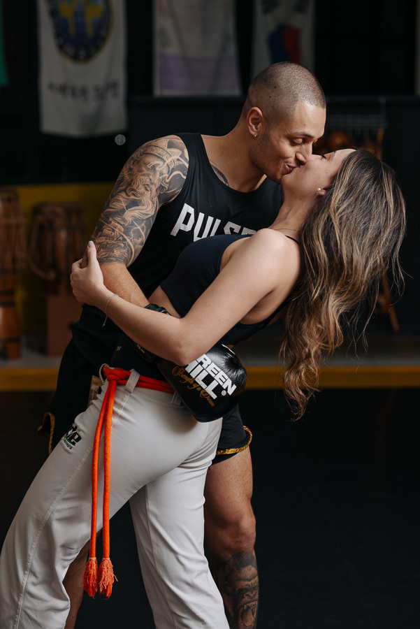 Beijo romântico no estilo 'dip kiss' de Luidgi e Aline no ensaio pré-casamento. Fotografia de noivado que une a paixão pelo esporte e o amor em um registro profissional e artístico. Estilo lifestyle autêntico para inspirar seu álbum de casamento.