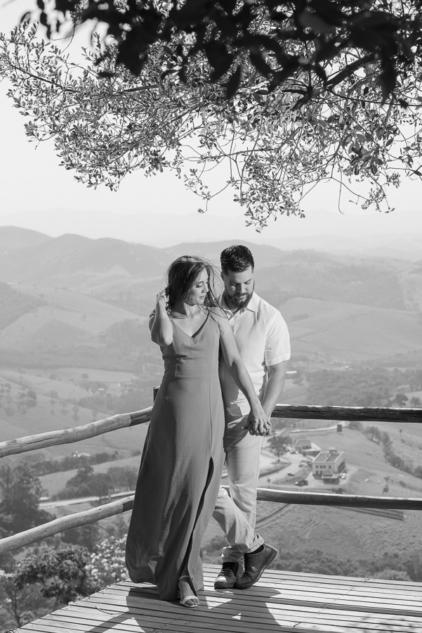 Matthaus e Rebeca em ensaio pré-casamento no Lavandário de Cunha. Fotografia P&B que destaca a conexão do casal e a vista deslumbrante das montanhas. Um registro romântico e atemporal para inspirar seu álbum de noivado na serra.