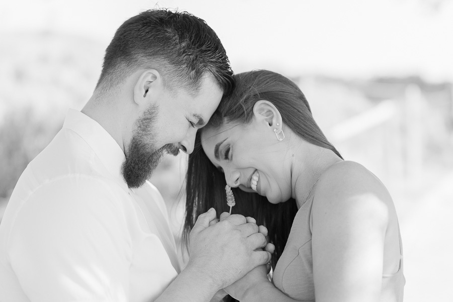 Matthaus e Rebeca em momento de ternura no Lavandário de Cunha. Fotografia pre-wedding em preto e branco destacando a delicadeza de um ramo de lavanda entre o casal. Registro profissional e íntimo para um álbum de noivado romântico e atemporal.