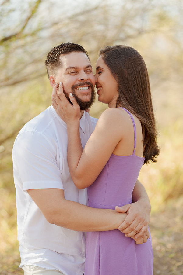 Matthaus e Rebeca sorriem para o futuro no Lavandário de Cunha. Fotografia pre-wedding em preto e branco com luz dramática entre as árvores da Serra da Mantiqueira. Registro profissional e artístico que celebra o amor e a jornada do casal.
