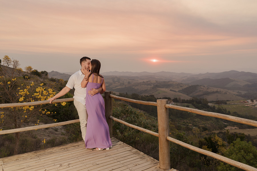 Matthaus e Rebeca em beijo apaixonado no Lavandário de Cunha. Ensaio pré-casamento com vista da Serra da Mantiqueira ao pôr do sol. Um registro profissional épico para encerrar o segundo capítulo dessa jornada rumo ao altar. 