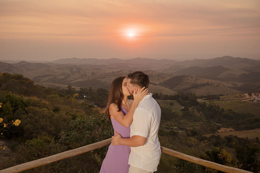 O beijo final: Matthaus e Rebeca celebram o amor no Lavandário de Cunha. Ensaio pré-casamento com vista épica da Serra da Mantiqueira ao pôr do sol. O encerramento perfeito para uma trilogia inesquecível. Registro profissional.