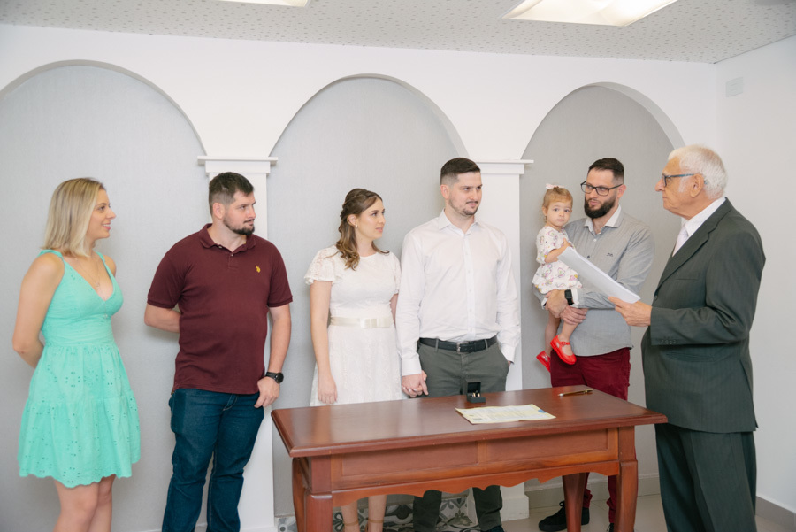 A união celebrada ao lado da família e dos amigos. O registro oficial para um casamento intimista em São José dos Campos, marcando o início de tudo com as melhores companhias.