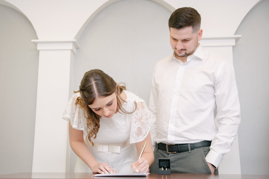 Carinho e expectativa. Um gesto que demonstra todo o amor do Arison pela Jéssica e pela família que estão construindo. A sensibilidade da fotografia de casal em SJC.