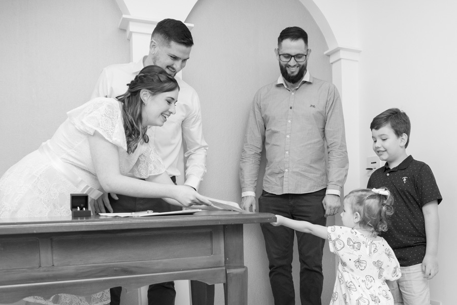 As palavras que oficializam o amor. Registrar a solenidade do casamento civil é essencial. Um momento de concentração e emoção antes do 'sim' definitivo.