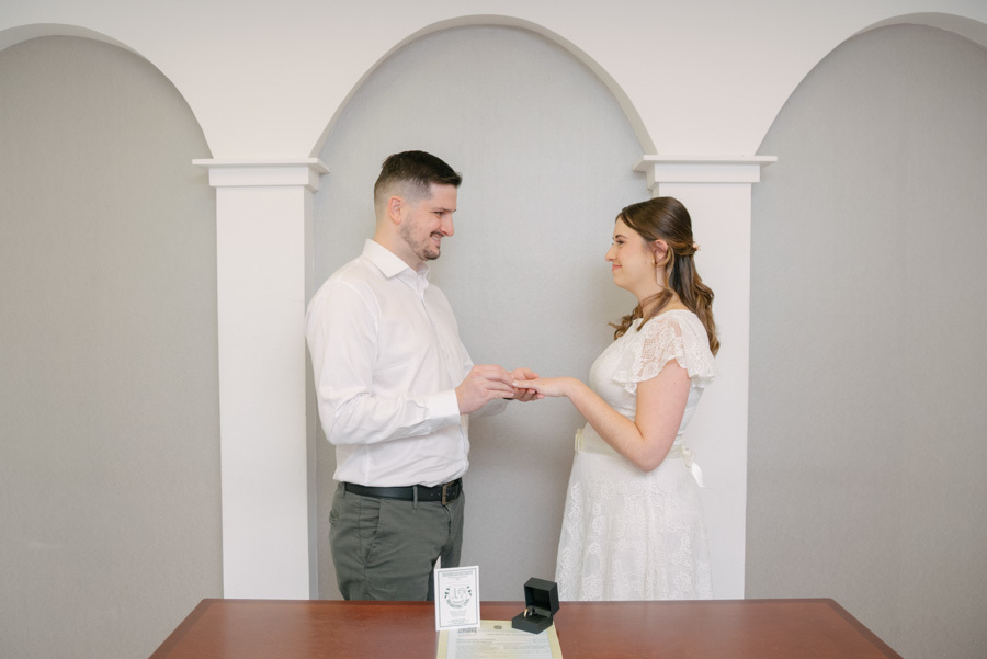 A noiva e futura mamãe. Um retrato que evidencia a beleza dupla deste momento: a celebração da união e a doce espera pela filha. Perfeito para um ensaio gestante em São José dos Campos.