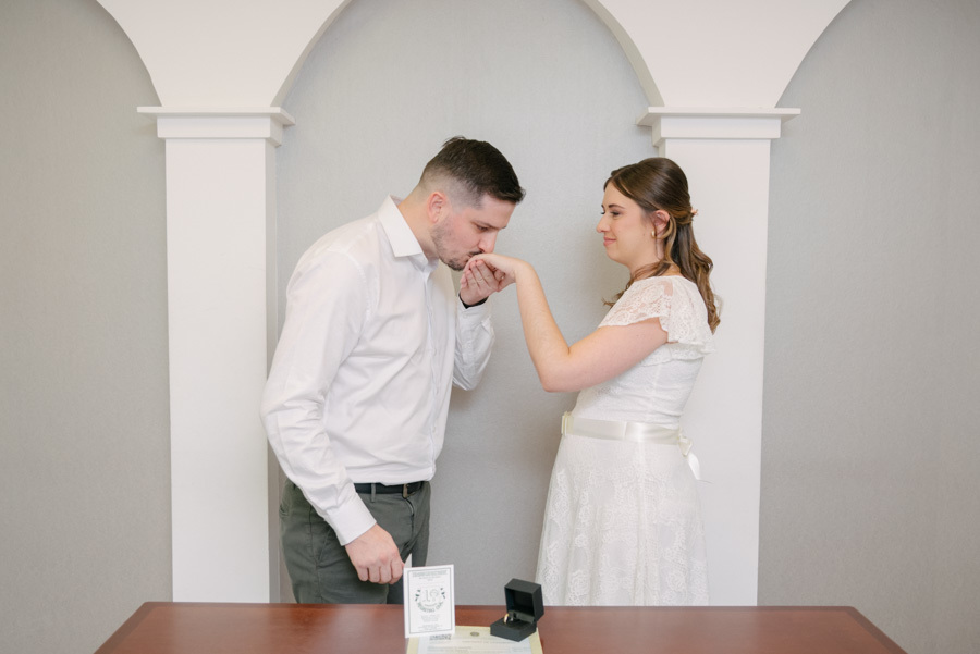 A troca de olhares que confirma uma vida inteira. A fotografia de casamento civil em São José dos Campos é rica em momentos de emoção pura e silenciosa.