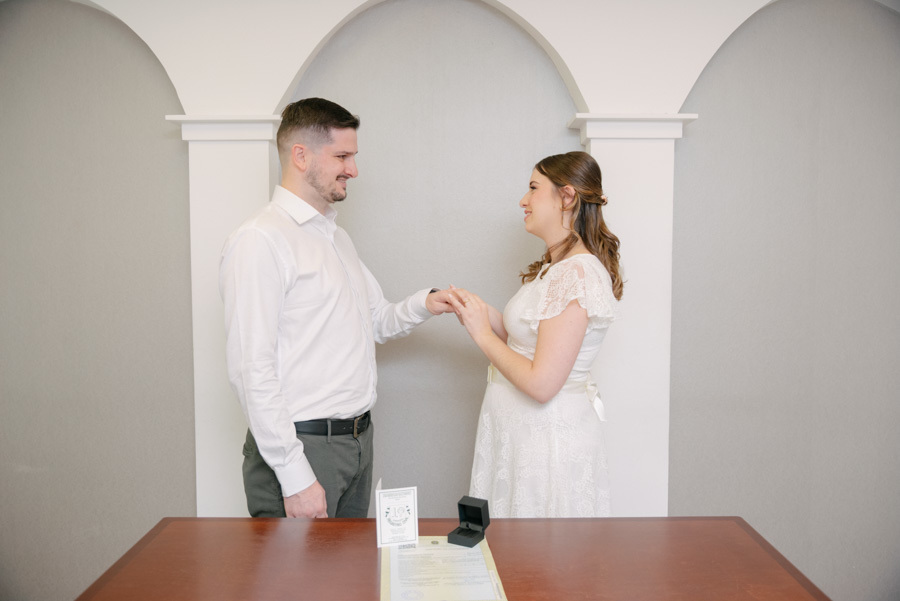 Cada ângulo revela uma nova faceta do amor. Como fotógrafo de casamento, busco registrar a história de forma completa, capturando as diversas expressões de carinho do casal.