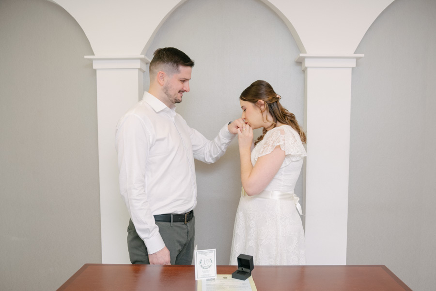 O abraço após o 'sim'. A fotografia que captura a sensação de alívio, felicidade e a certeza de ter feito a escolha certa. O ápice de um casamento civil.