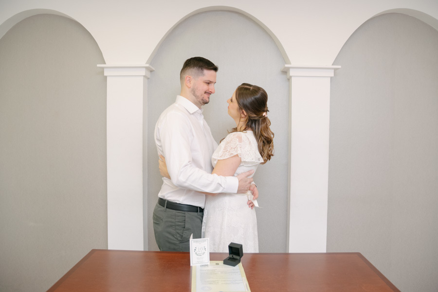 A cumplicidade que se sente no toque. Meu trabalho é registrar a conexão genuína do casal, criando memórias que eles sentirão novamente ao rever as fotos.