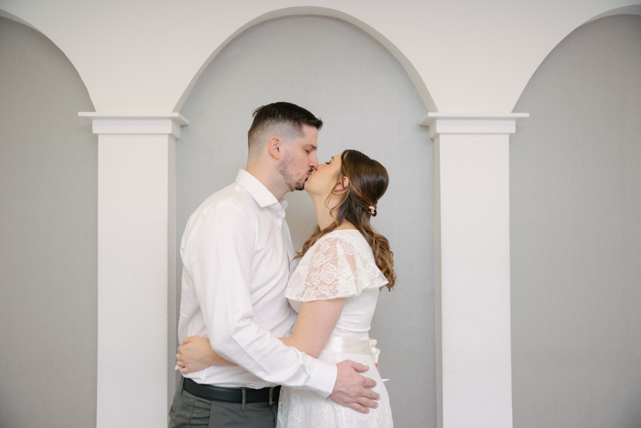 Iniciando o ensaio no parque. A transição da cerimônia para um momento mais descontraído. O ensaio gestante no Parque Santos Dumont começou cheio de afeto e tranquilidade.