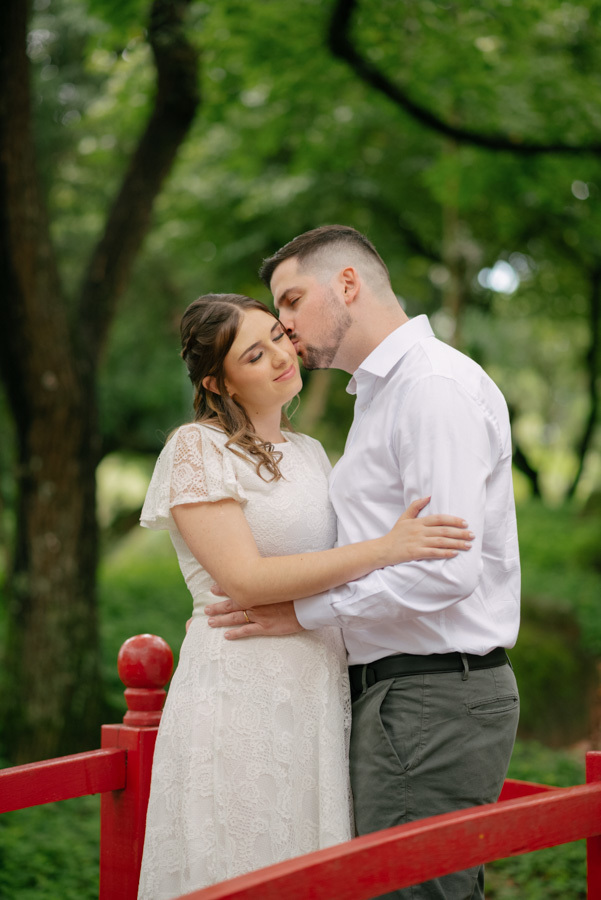 A serenidade de quem inicia um novo capítulo. Um close que revela a felicidade e a paz deste momento especial. A beleza da fotografia de casal em São José dos Campos.