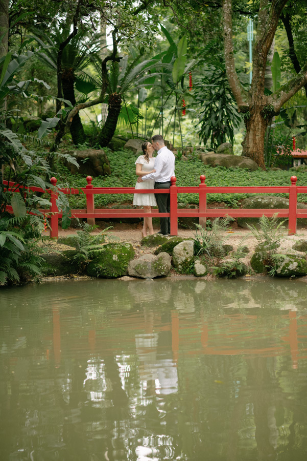 Um cenário de paz para celebrar o amor. O jardim japonês do Parque Santos Dumont é um local icônico, perfeito para um ensaio gestante em São José dos Campos.