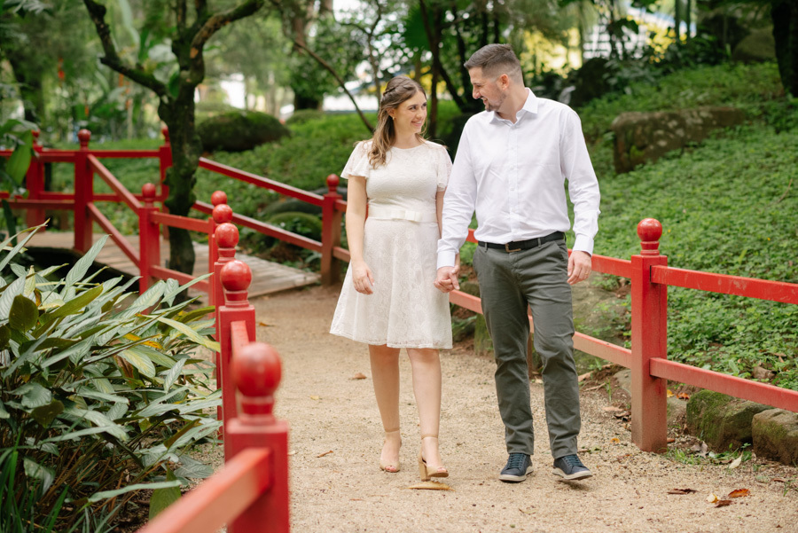 Explorando a beleza do parque. Como fotógrafo em SJC, conheço os melhores cenários para criar fotos românticas e que aproveitam a luz natural da melhor forma.