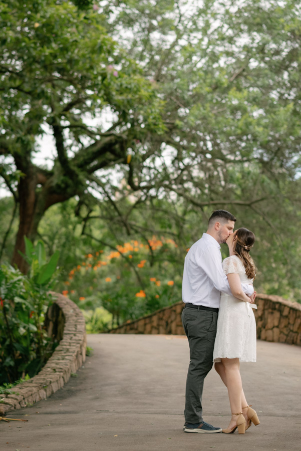 A natureza como testemunha do amor. O ensaio fotográfico ao ar livre proporciona leveza e naturalidade, resultando em imagens autênticas e cheias de vida.