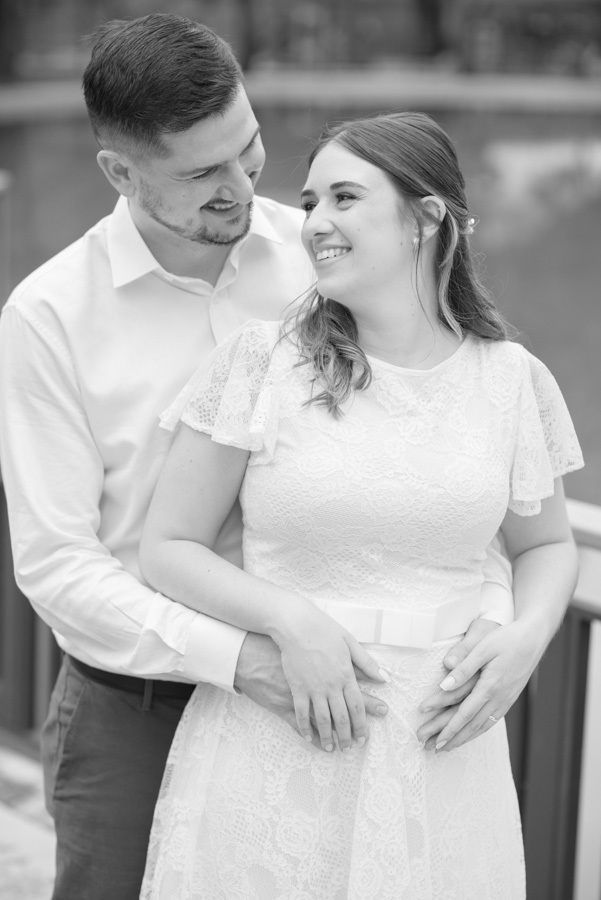 As mãos que se unem para proteger e amar. O registro que simboliza perfeitamente a união do casamento civil com a promessa do ensaio gestante.