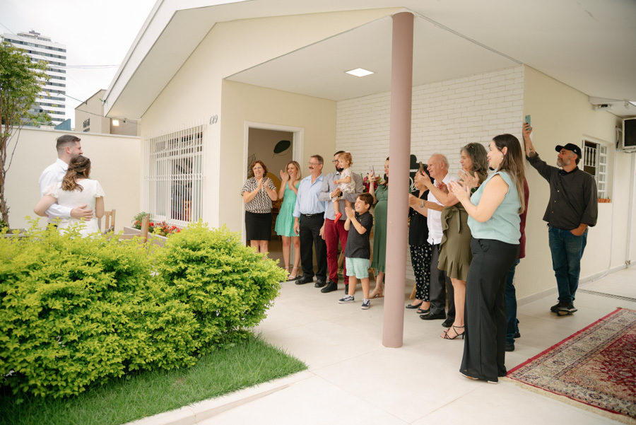A chegada para a celebração! Após a cerimônia, os noivos são recebidos com alegria pelos convidados no Due Bar e Bistrô. O registro do início da confraternização deste mini wedding em SJC, marcando a transição do solene para a festa