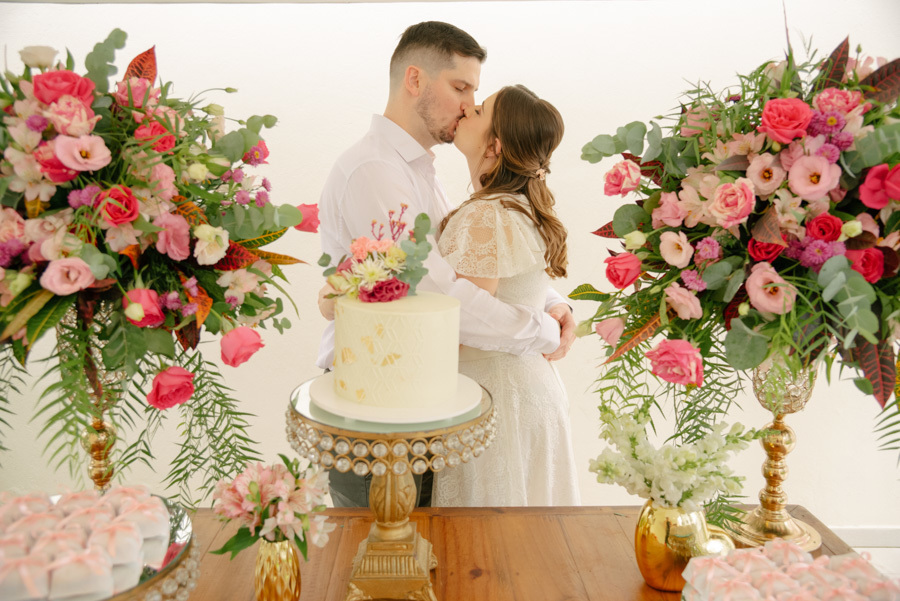 A hora de celebrar com o bolo! Um registro que une a tradição do casamento com a alegria da nova fase que se inicia para a família. Uma memória doce e linda.