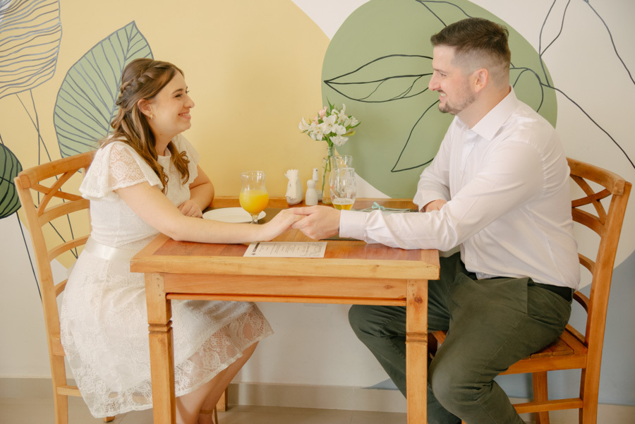 Um momento de cumplicidade durante a celebração. A fotografia de um mini wedding em SJC é sobre capturar a beleza desses instantes de calma e conexão entre o casal.
