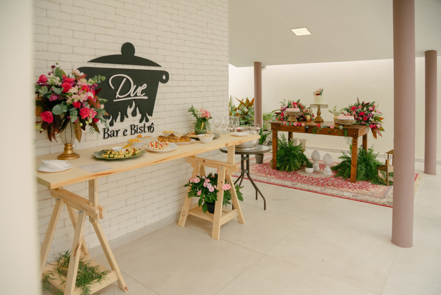 A beleza nos detalhes. A mesa de doces do Due Bar e Bistrô estava impecável, e meu trabalho como fotógrafo de casamento civil em São José dos Campos é valorizar cada detalhe do seu evento.