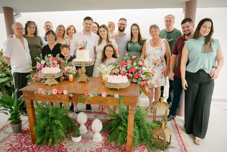 A foto oficial com todos que fizeram parte deste dia! O registro de um casamento intimista, cercado apenas pelas pessoas mais importantes. Uma recordação para a vida toda.