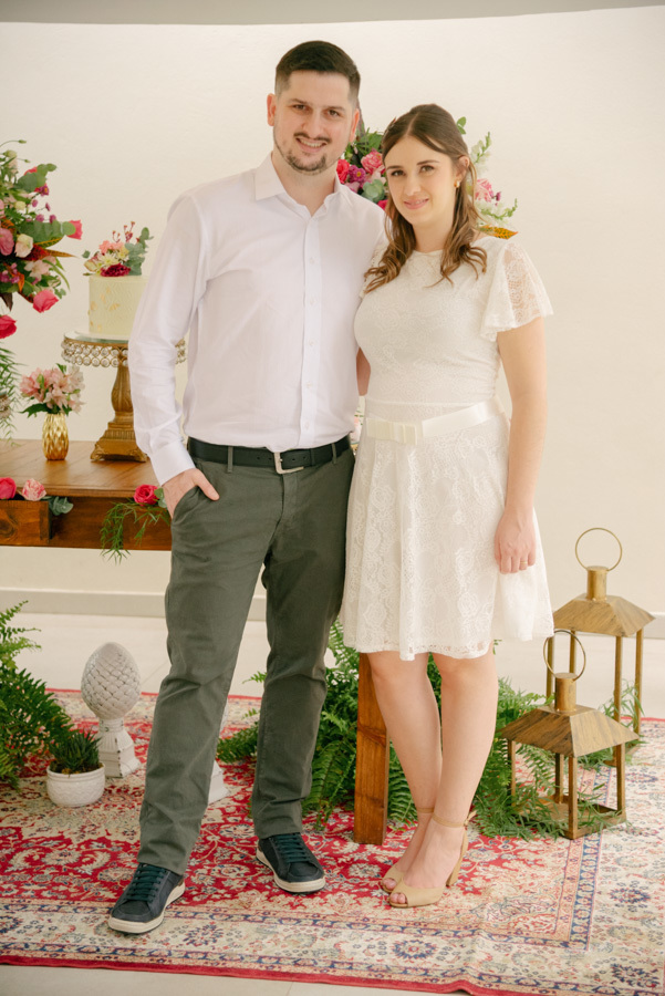 O amor que já cresce e participa da festa. Um clique de pura ternura que destaca a gestação. Essencial para um casal que busca um ensaio gestante em São José dos Campos.