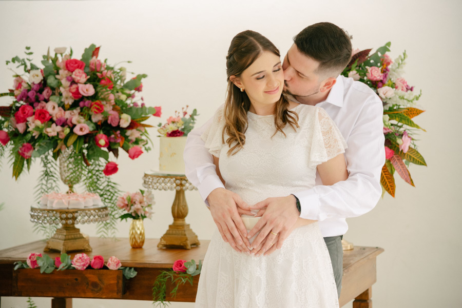 Encerrando a cobertura com a imagem que fica: amor, felicidade e a promessa de uma linda família. O desfecho perfeito para um dia inesquecível, registrado com toda a sensibilidade que ele merece.