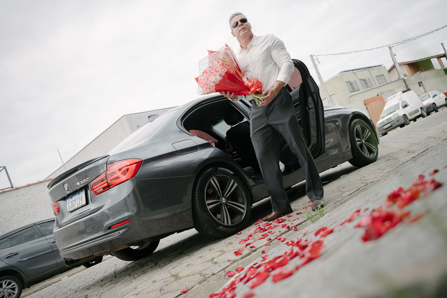 O casal de noivos juntos, prontos para iniciar uma nova jornada. Entrada ou saída do cartório de registro civil, simbolizando o início da vida a dois. Fotografia de casamento civil em Jacareí.