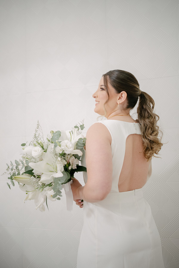 O sorriso e a emoção genuína da noiva, um retrato da felicidade pré-casamento. Momentos únicos e inesquecíveis capturados por fotógrafos de casamento em São José dos Campos. Alboom fotografia.