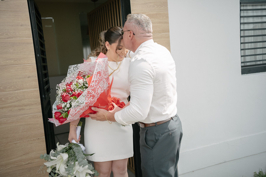 Noivos e seus convidados especiais, celebrando o amor após o casamento civil. Buquê de noiva e momentos de confraternização. Fotos de casamento em Jacareí e São José dos Campos.