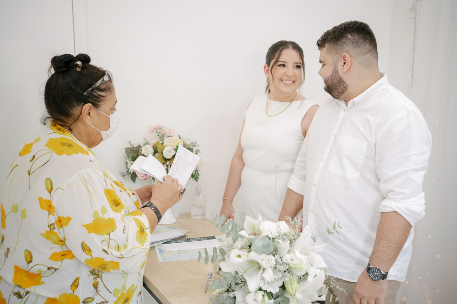 O romântico momento da entrega do buquê de noiva, um gesto de carinho e amor. Detalhes que fazem a diferença no dia do casamento civil. Fotografia de casamento Alboom.