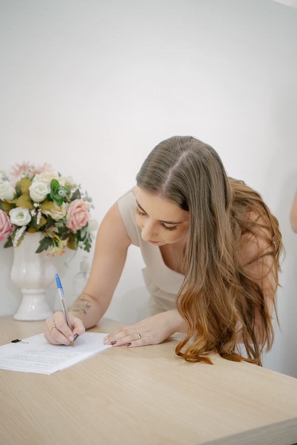 A espontaneidade da felicidade: Noivos e amigos compartilhando risadas e emoção após a cerimônia de casamento civil. Fotógrafo de casamento em São José dos Campos.