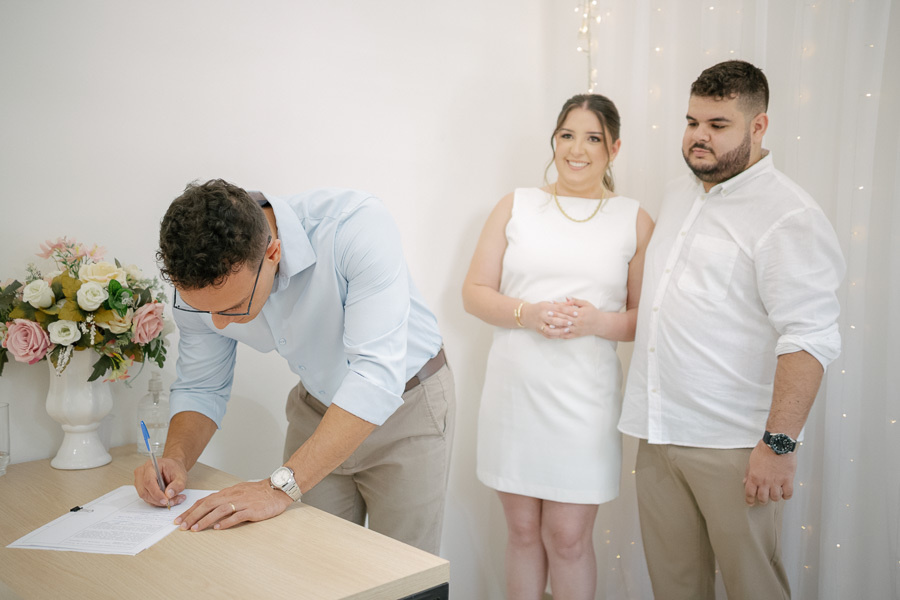 Interação e descontração: Guilherme e Giovanna com os convidados. Retratos de momentos leves e genuínos do casamento civil em Jacareí.